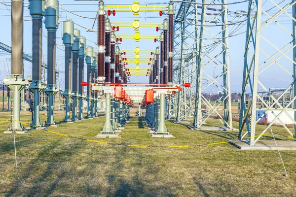 Hight voltage tower in rural landscape with blue sky — Stock Photo, Image