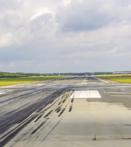 Detail van start-en landingsbaan met patroon van wielen — Stockfoto