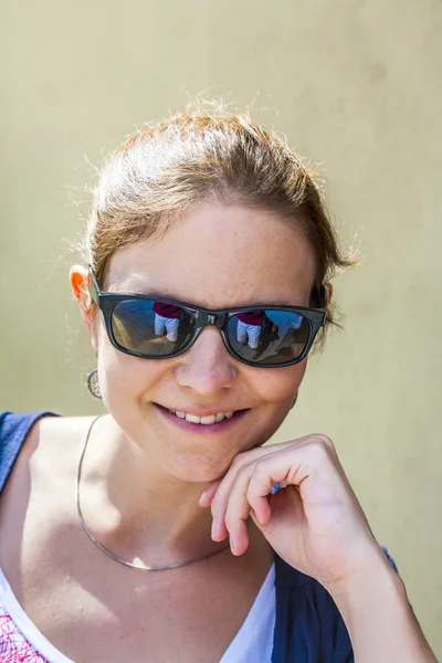 Sorrindo atraente jovem mulher — Fotografia de Stock