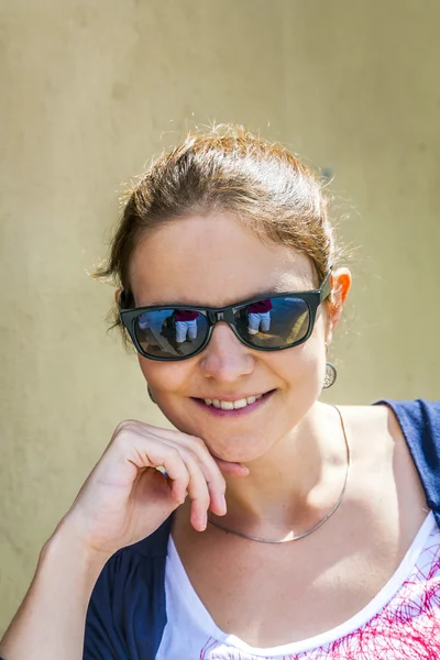 Sorrindo atraente jovem mulher — Fotografia de Stock