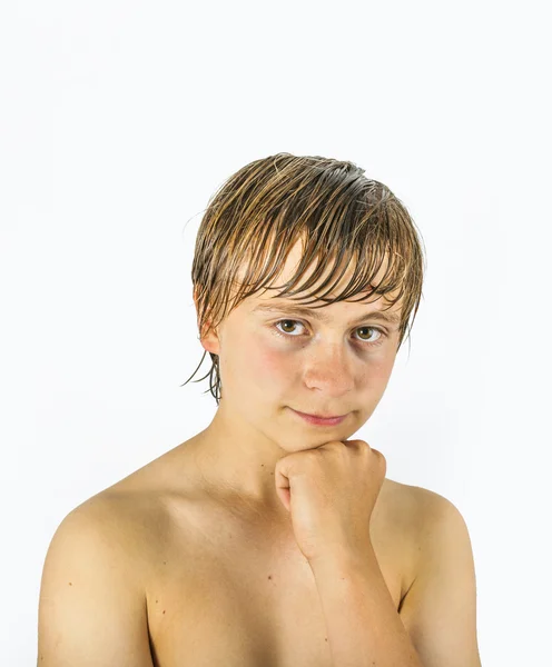 Menino bonito inteligente com posses de cabelo molhado no estúdio — Fotografia de Stock