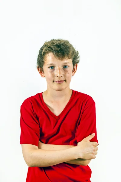Roztomilý šťastný chlapec v červené košili a využívání volného pozice — Stock fotografie