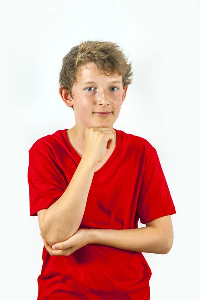 Menino feliz com camisa vermelha pensa — Fotografia de Stock