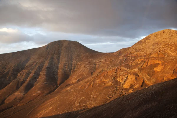 Sonnenaufgang in den Bergen bei Femes, lanzarote — Stockfoto