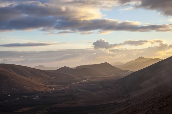 Lever de soleil dans les montagnes à Femes, Lanzarote — Photo