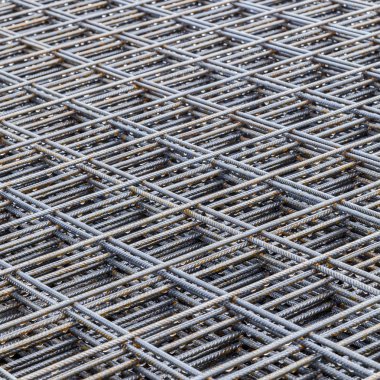 Sahilde yürüyüş yakışıklı gülen çocuk