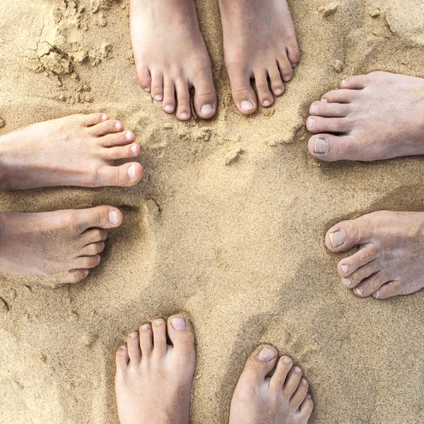 Familienfüße am Sandstrand — Stockfoto