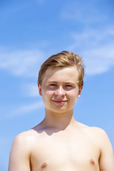 Schöner lächelnder Junge nach dem Schwimmen am Strand — Stockfoto