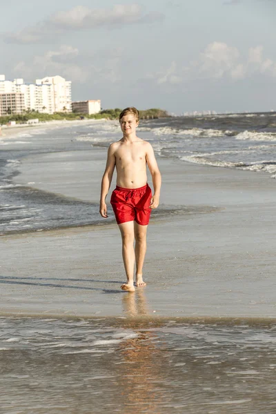 Έφηβος απολαμβάνει τζόκινγκ κατά μήκος της παραλίας — Φωτογραφία Αρχείου