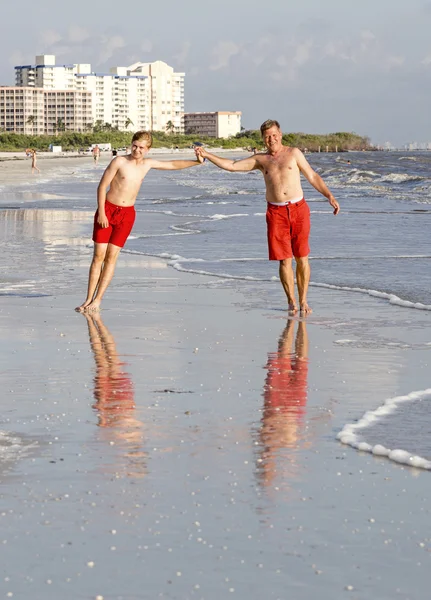 Teenager joggt gern am Strand entlang — Stockfoto