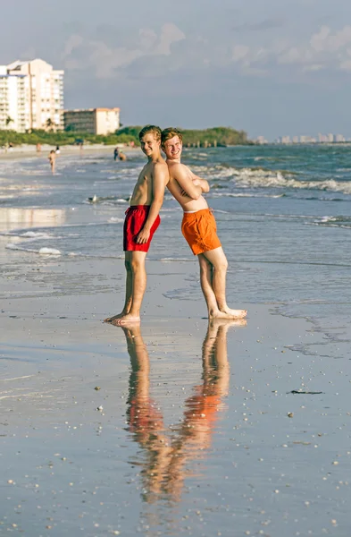 青少年在海滩享受日落 — 图库照片