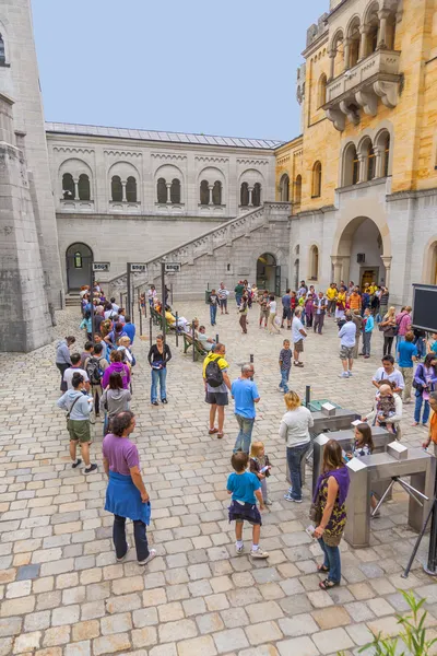 Ludzi kolejce do odwiedzenia zamku neuschwanstein — Zdjęcie stockowe