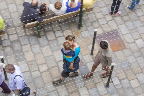 Mensen in de rij staan voor een bezoek aan het kasteel neuschwanstein — Stockfoto