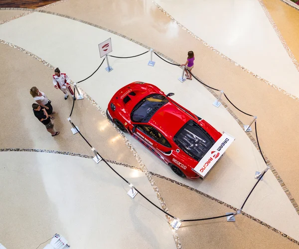 Ferrari vermelho F430 GT em um shopping center na Strip — Fotografia de Stock