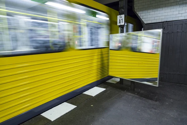 Metro İstasyonu Tren kalkıyor — Stok fotoğraf