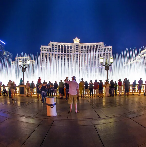 People watch famous Bellagio Hotel with water games in Las Vegas — Stock Photo, Image