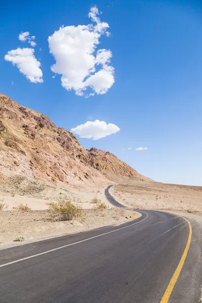 Kronkelende weg kunstenaars station in de death valley — Stockfoto