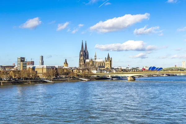 Köln skyline med kupol och bro — Stockfoto