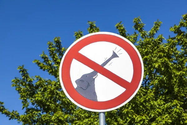 Straßenschild verbietet Elefanten Lärm zu machen — Stockfoto