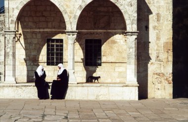 Arap kadınları tapınağın Duvara yaslanın