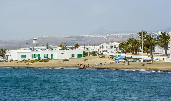 Mensen ontspannen op het strand op de luchthaven — Stockfoto