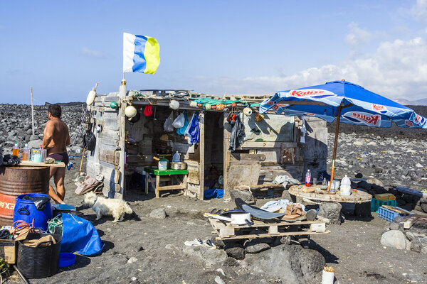 люди в хижине рыбаков в Тиманфайе, Лансароте
