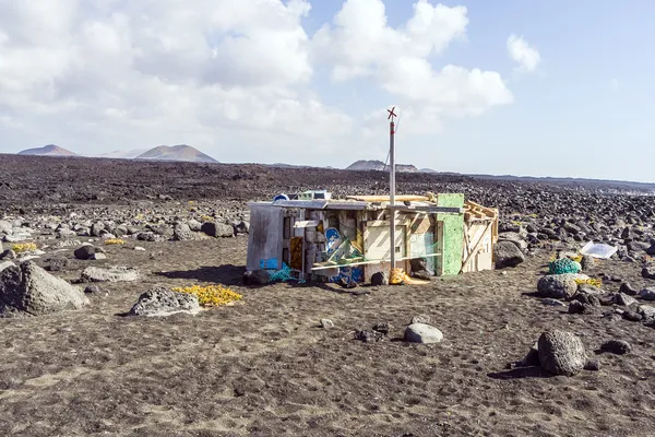 Fishermans hut  at volcanic beach in Timanfaya — Stock Photo, Image