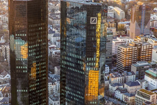 Zwillingstürme der Deutschen Bank im Sonnenuntergang, Frankfurt — Stockfoto
