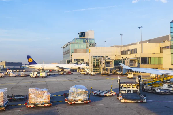 Einheitsflugzeug steht am Terminal 1 in Frankfurt — Stockfoto