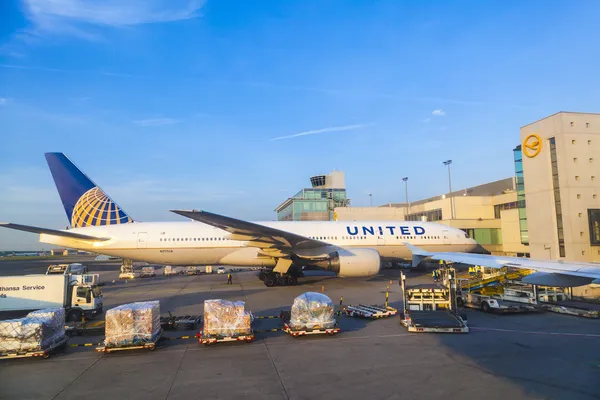 Förenade flygplan stående vid terminal 1 i frankfurt — Stockfoto