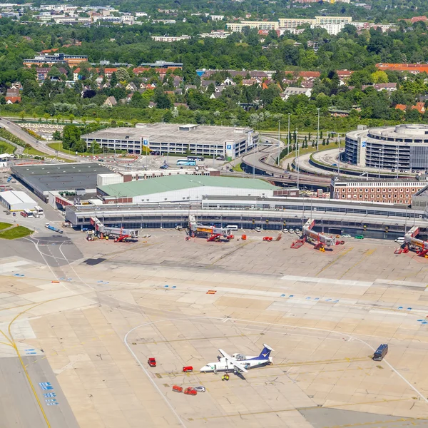 Luchtfoto van vliegtuigen bij de gate in terminal 2, hamburg — Stockfoto