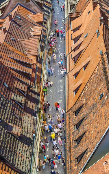 Människor besöka gamla gatan vid kramerbruecke i erfurt — Stockfoto