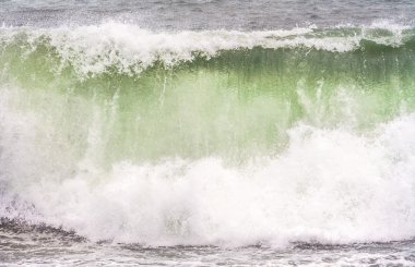 yüksek dalgalar ile siyah sahilde fırtınalı hava