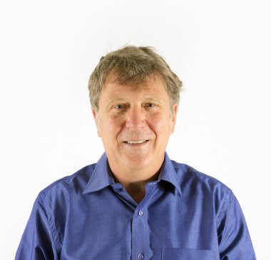 Mavi tişörtlü adam