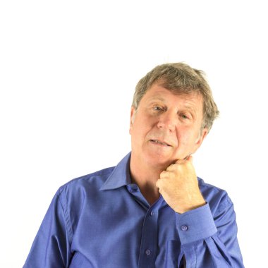 Mavi tişörtlü adam