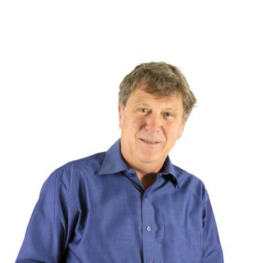 Mavi tişörtlü adam