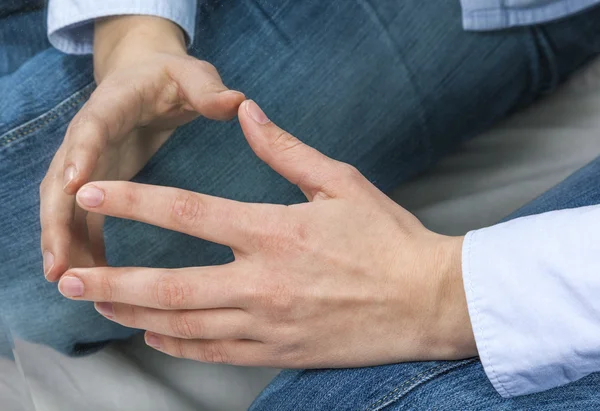 Hand der jungen Frau im Detail — Stockfoto