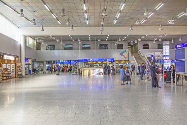 Frankfurt Uluslararası Havaalanı 'nın kalkış salonundaki insanlar 