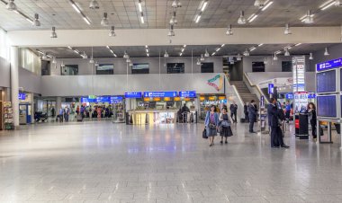Frankfurt Uluslararası Havaalanı 'nın kalkış salonundaki insanlar 
