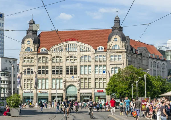 People at shopping gallery anger 1 — Stock Photo, Image