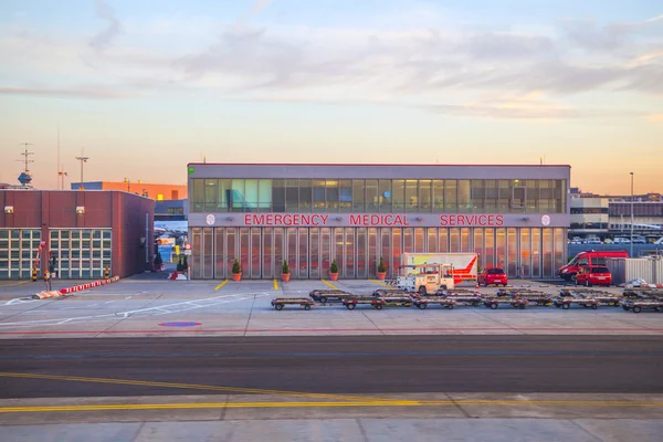 Lufthansa uçağı pist sabah baş için hazır — Stok fotoğraf