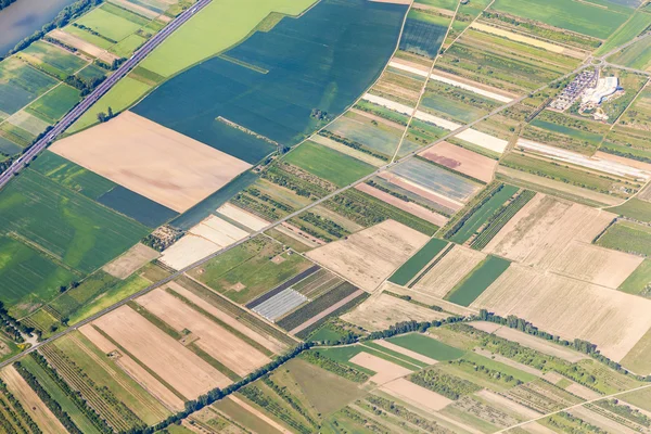 Aérea de pequena aldeia com campos — Fotografia de Stock