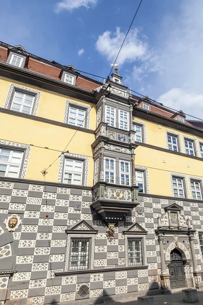 Krásný zdobený dům fasády v Erfurtu — Stock fotografie