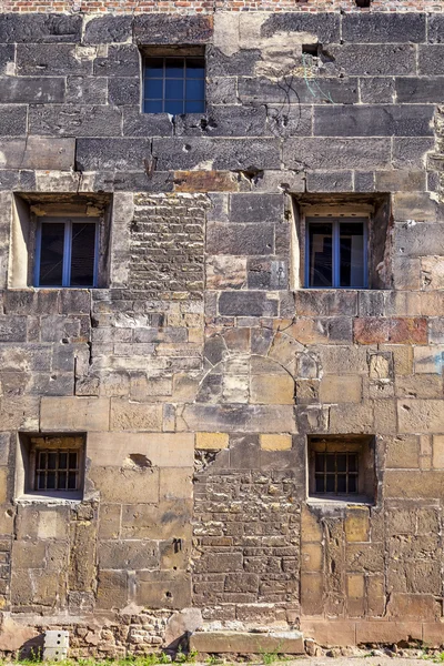 Fachada de edifício de tijolo velho — Fotografia de Stock