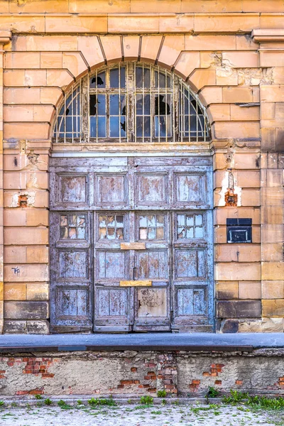 Facciata di vecchio edificio in mattoni — Foto Stock