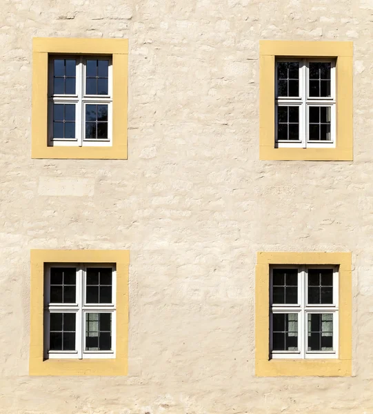 Façade du vieux bâtiment en brique — Photo