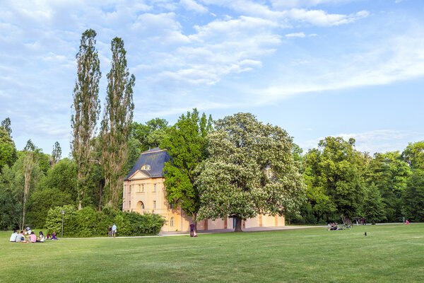 people relax in the ilmpark 