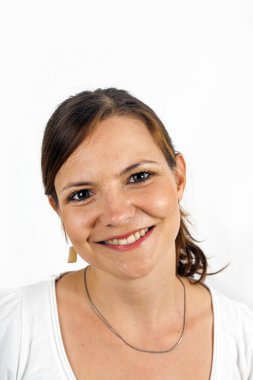 Beyaz arka plan ile güzel bir genç kadının portresi