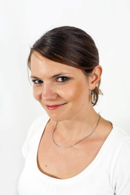 açık renkli üzerinde güzel bir genç kadının portresi 