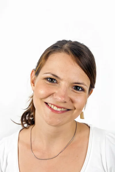 Retrato de una hermosa joven sobre fondo claro — Foto de Stock